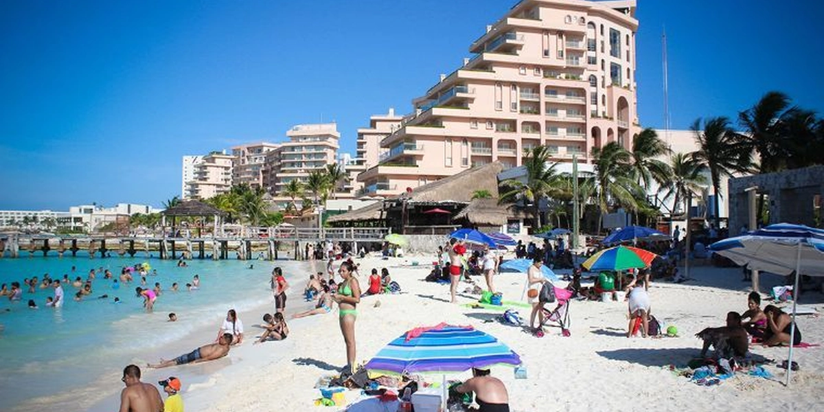 México reabriendo por necesidad económica.  ¿Deberías de viajar?