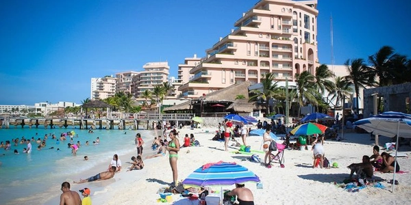 México reabriendo por necesidad económica.  ¿Deberías de viajar?