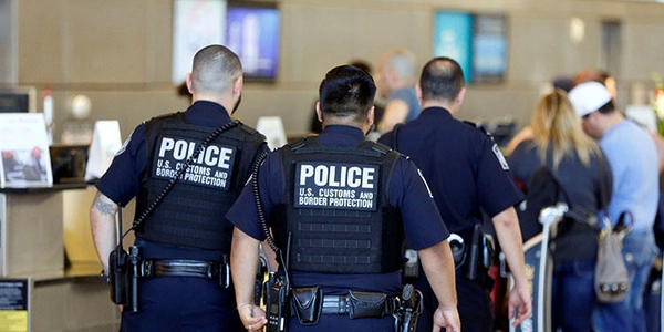 Un equipo secreto de CBP está apuntando y deteniendo a viajeros inocentes