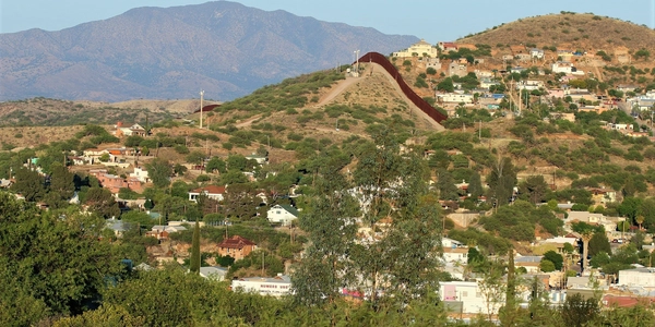 México cierra indefinidamente el cruce fronterizo de Nogales y limita el procesamiento de carga