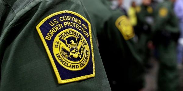 Después de 20 años trabajando como agente de Aduanas y Protección Fronteriza, descubre que es ciudadano mexicano y teme deportación