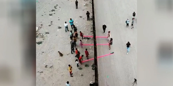 Juegos de niños en la frontera los sube y baja de la amistad