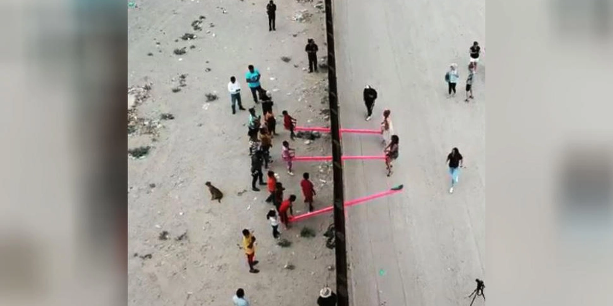 Juegos de niños en la frontera los sube y baja de la amistad