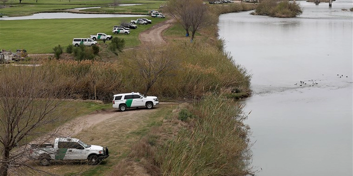 Patrulla fronteriza busca infante perdido después de encontrar madre migrante ahogada en Río Grande