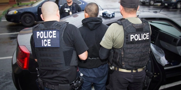 "No tenemos autoridad para hacer cumplir la ley federal": oficial suspendido después de entregar inmigrantes a ICE