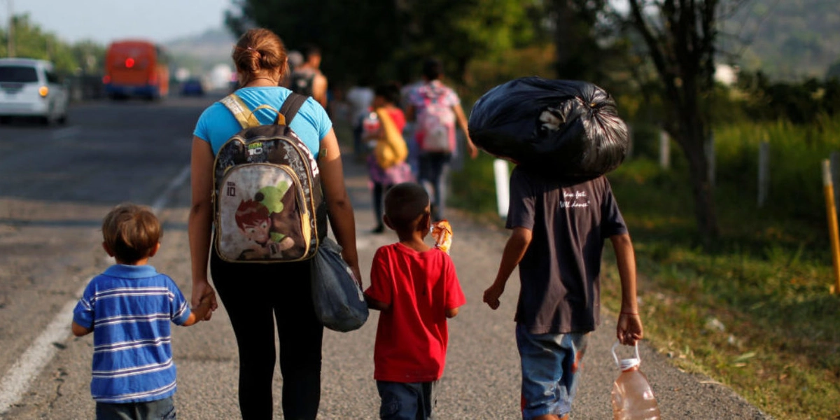 Mujer es detenida en Laredo, Texas después de tratar de cruzar a niña de contrabando