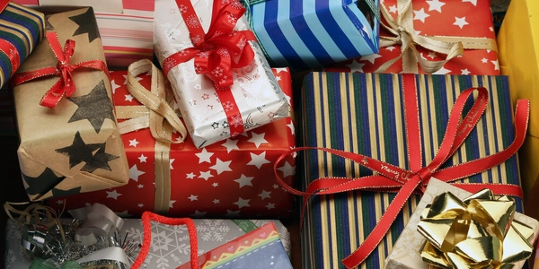 Madre de Texas es arrestada tratando de entregar regalos a niños en campamentos fronterizos de México