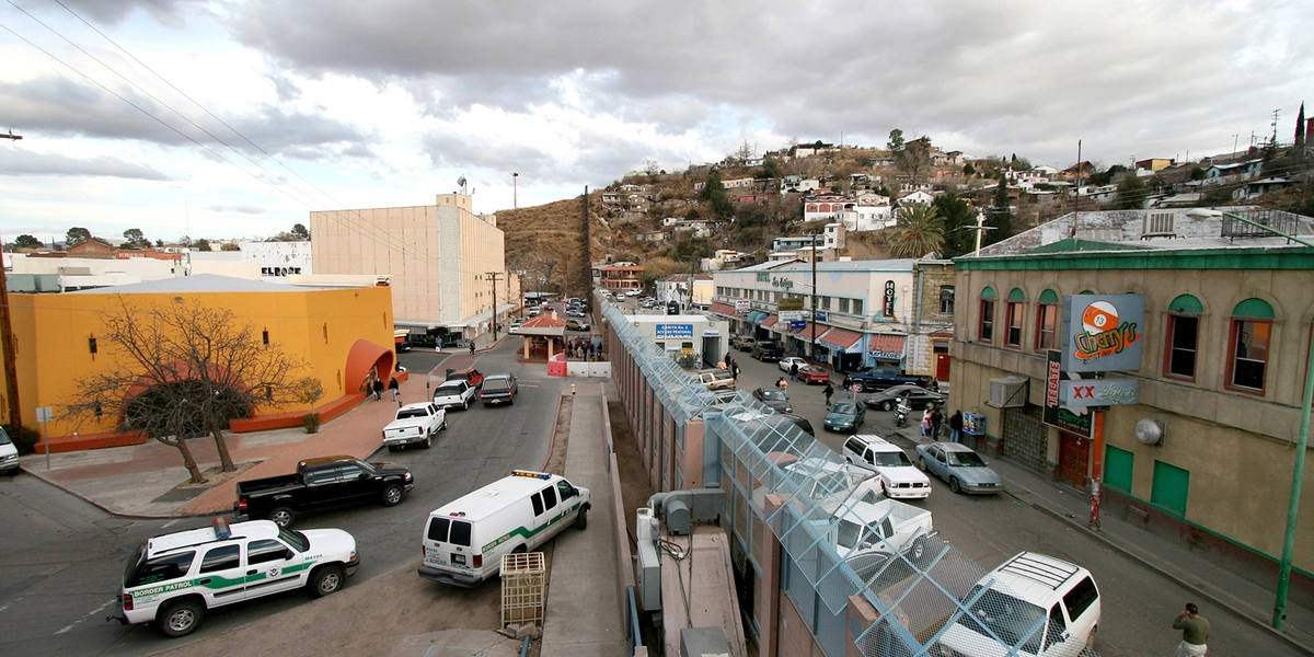 Los carriles cerraron en Nogales luego de que los solicitantes de asilo llegaran al punto de entrada, el tráfico y tiempos de espera han aumentado