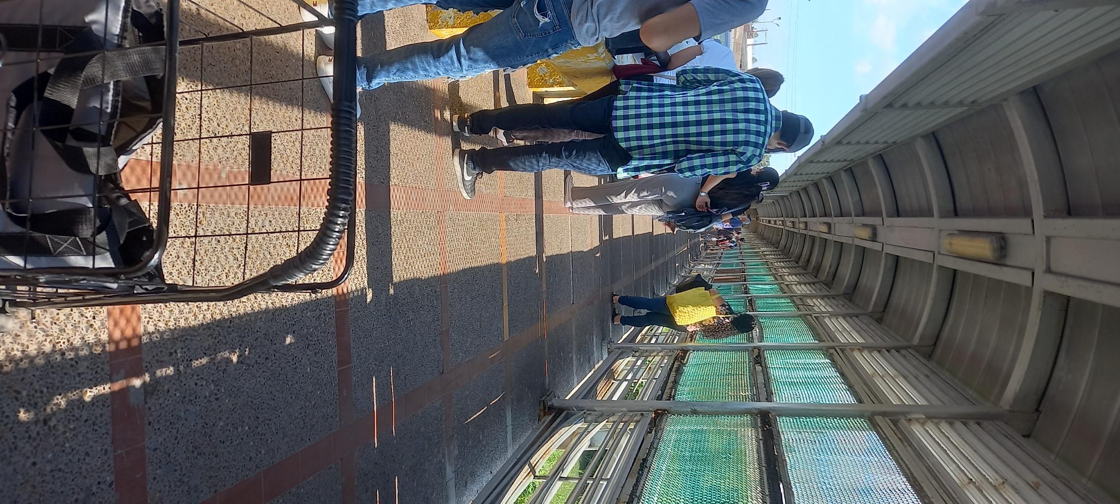 Fila de puente nuevo caminando casi ala altura del río 