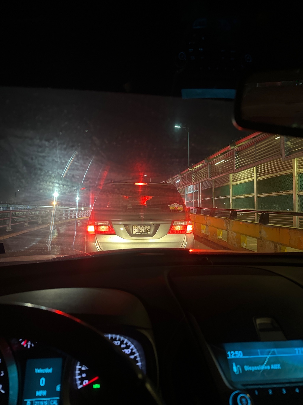 Tome la fila en la caseta de pago, llevo 20 minutos y apenas estoy a medio puente