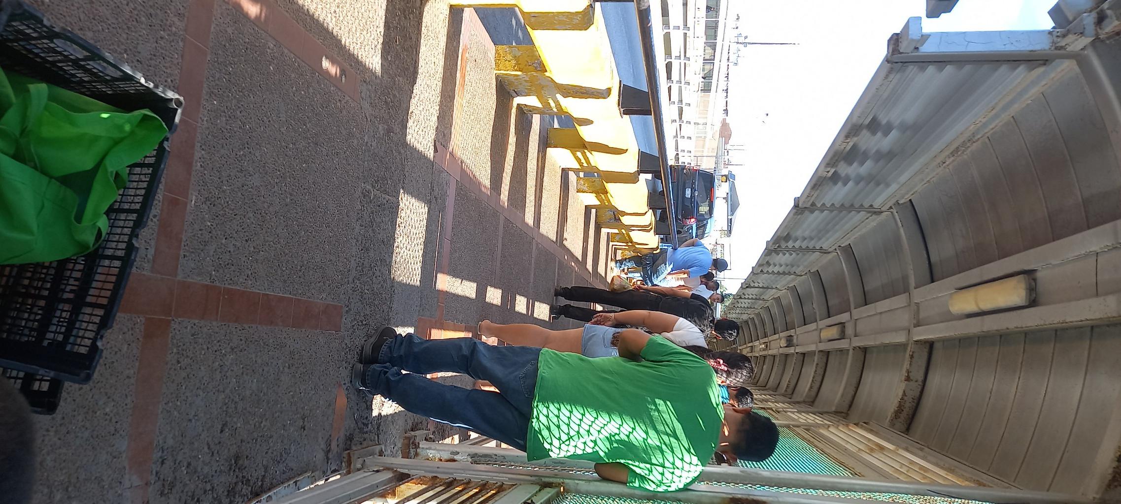 Fila de puente nuevo poca gente hasta la altura del río bravo esta algo lento para pasar es más rápido en carro esta libre ese paso