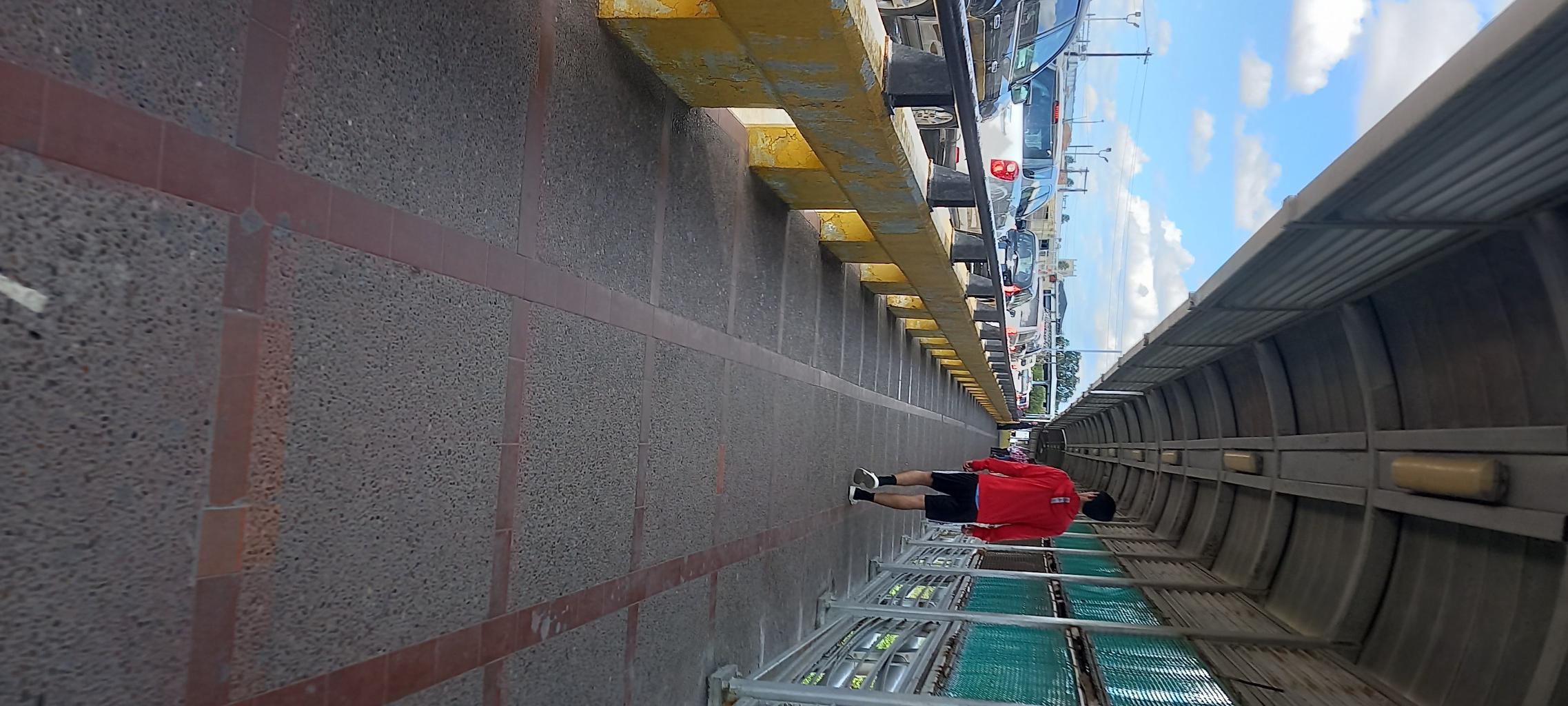 Fila de puente nuevo poca gente como 10 min para estar pasando en fila de carro super larga llega hatas el seven 