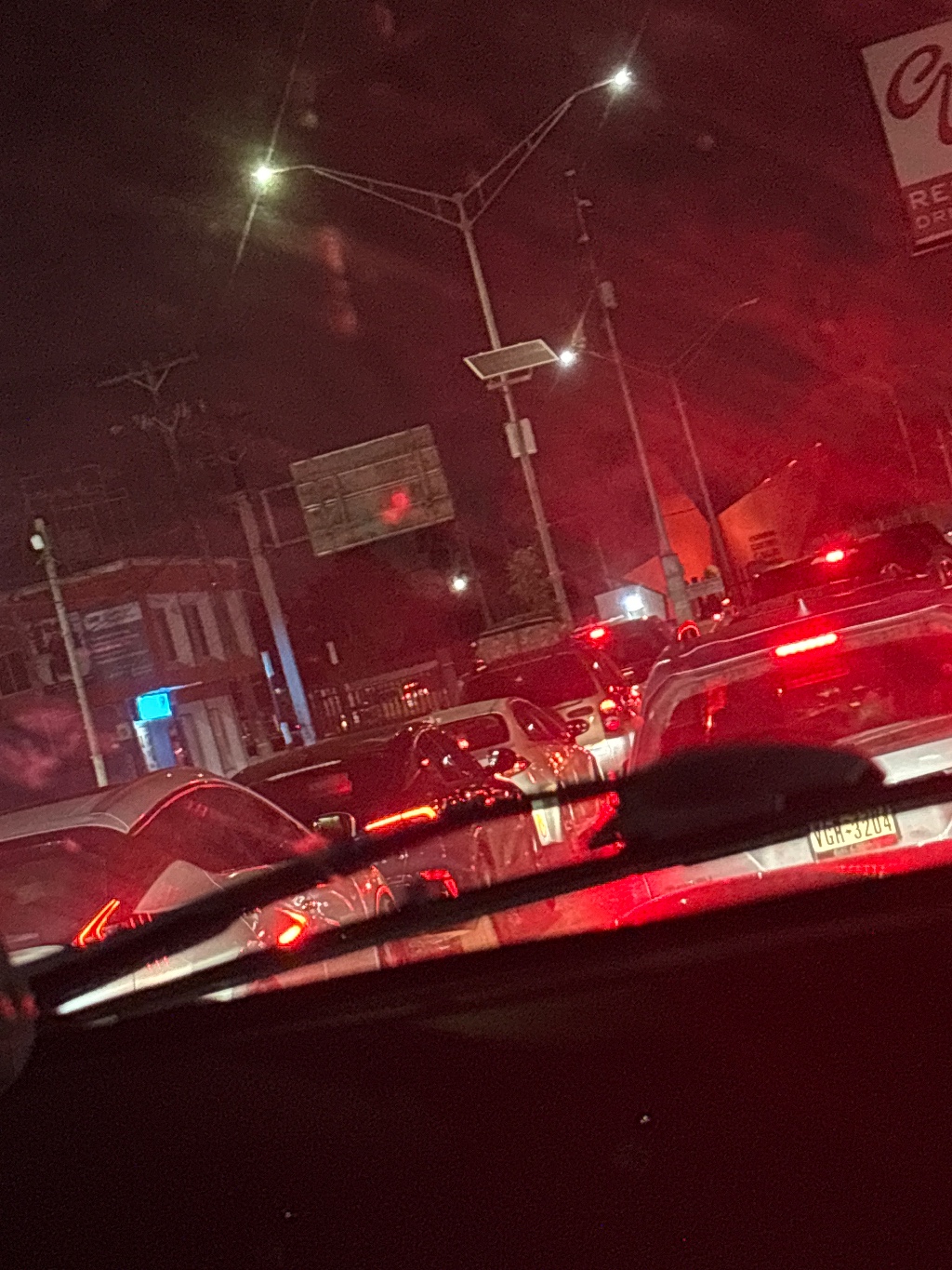 Ya llevamos 8 hrs en la fila y todavía no cruzamos. Llegamos a las 6:15 PM. Son las 2:08 AM.