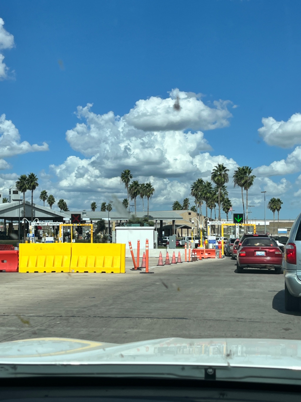 Hay dos filas abiertas generales ( no hay ready lane) está avanzando a una velocidad rápida. El tiempo que llevo son apenas 10 minutos y tengo al momento 5 carros por delante para pasar. Aproximado de tiempo total de 18 min en el puente 