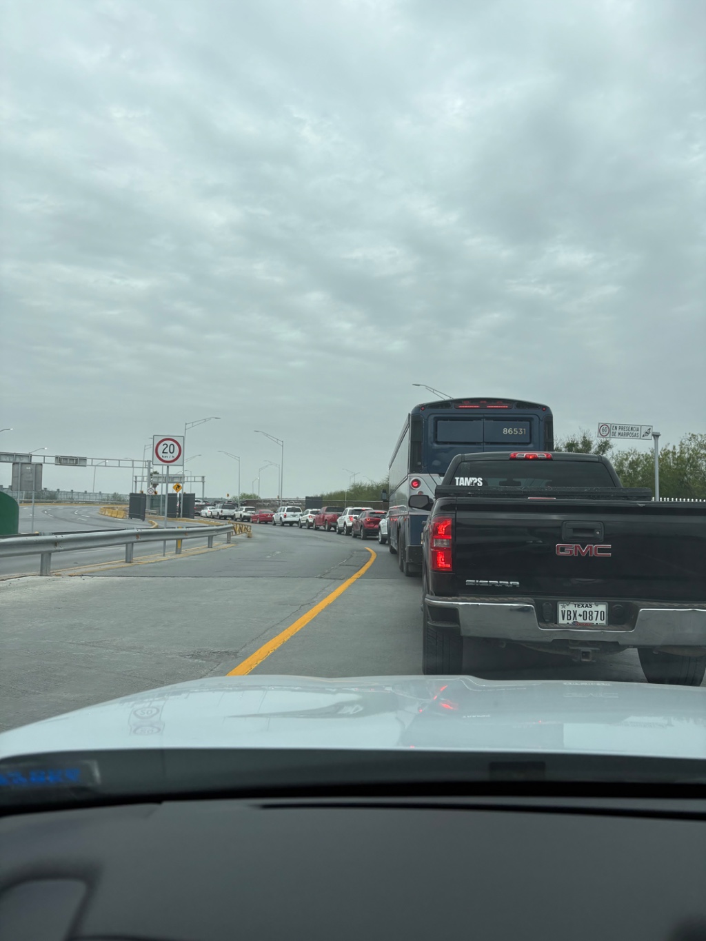 Fila hasta las casetas de cobro 😣