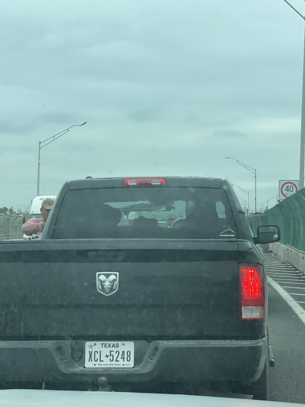 hasta donde están los oficiales y sigue la fila para atrás estamos desde las 12:17 y apenas vamos aquí por los oficiales 