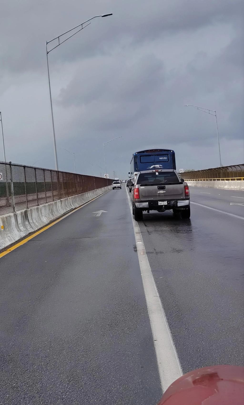 Fila atrás de mi hasta la caseta de cobro lado Mx