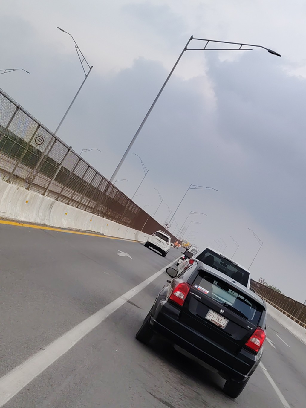 Avanzando, detrás de mi 4 carros