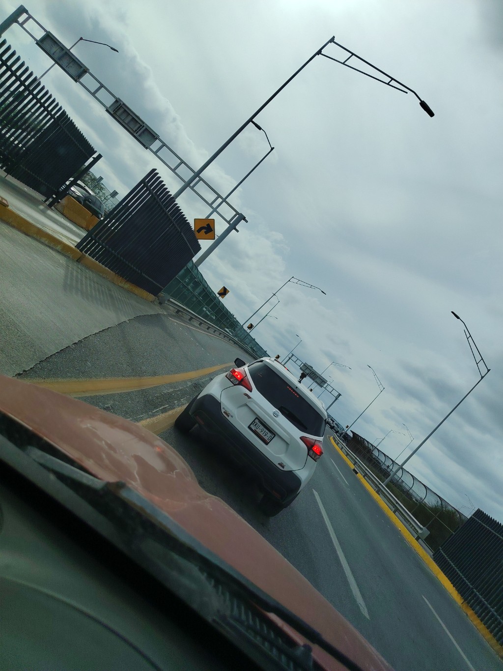 Fila pasando las casetas de cobro, avanzando lento