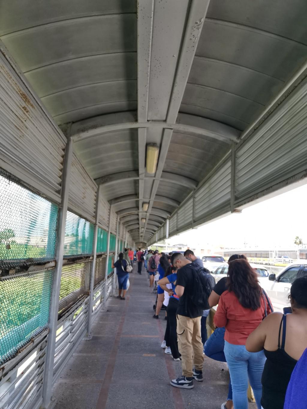 Fila a medio puente y no se ve que se mueva