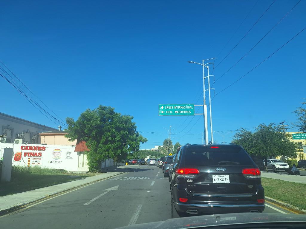 Fila puente viejo iciando desde el oxxo de la av hidalgo con 11 y hora enfrente de la farmacia del ahorro han transcurrido 54 min 