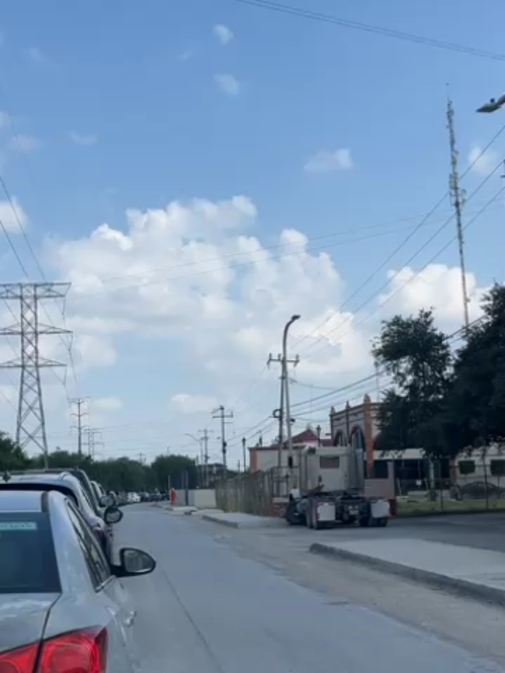 el puente está cerrado, sin embargo abre a las 4 y hay una fila aproximada de 20 minutos de espera después de que lo abran 