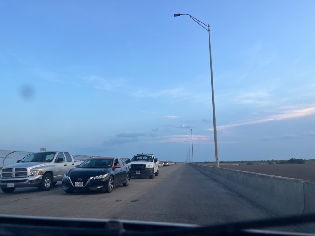 7:02 pm puente pharr, está en la lámpara 13!! cierran a las 12:00 de la noche 